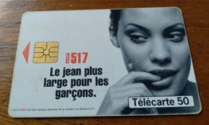 Cartao França Telecom / Mulher Jovem com dedo na boca