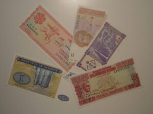 20 Cédulas Estrangeiras Diferentes Valores e datas difíceis, décadas de 80 e 90, todas Flor de Estampa - Coleção - Veja relação abaixo / a3