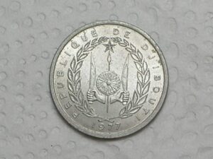 Djibouti) 1 Franc - 1977 / Alumínio / Flor de Cunho / Peça Escassa / Cod. 240