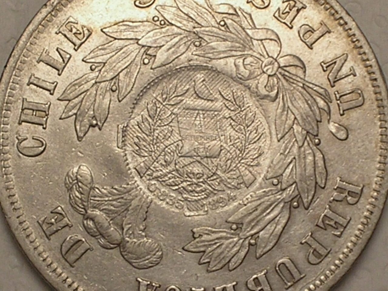 | Casa do Colecionador Guatemala) 1/2 Meio Real - 1894 - Contramarcada Chile 1 Peso - 1878 / - Mbc/S - / Catalogo Km-216 / Prata / box2