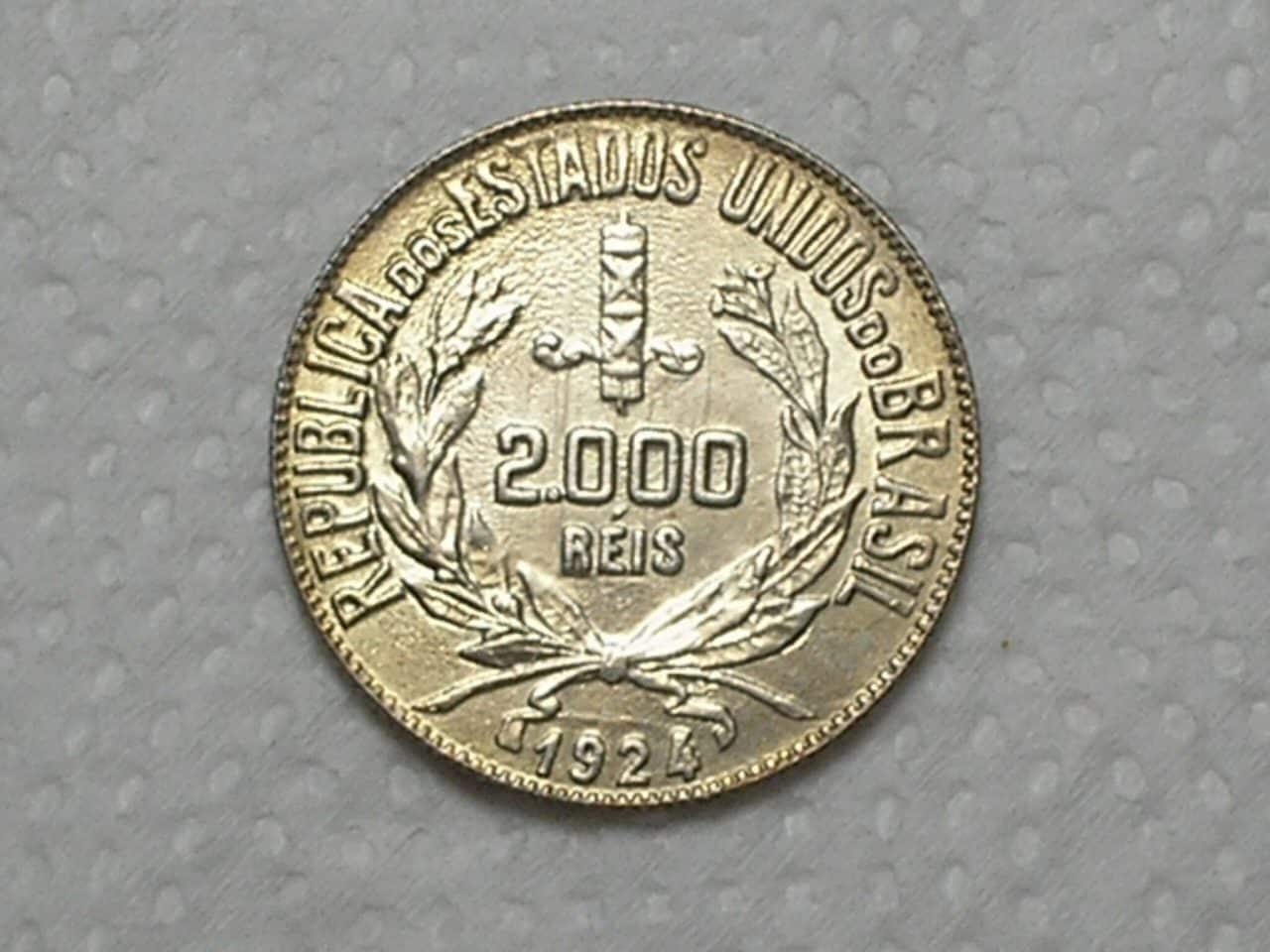 | Casa do Colecionador Raro recunho) 2.000 Réis - 1924 / Recunhada sobre uma outra moeda não identificada (existem recunhos destas moedas catalogadas) / Possivel ser recunho sobre 1923 ensaio-Liga / Sob/Fc - / Prata / Exemplar vindo de uma grande coleção./ Cod. 580