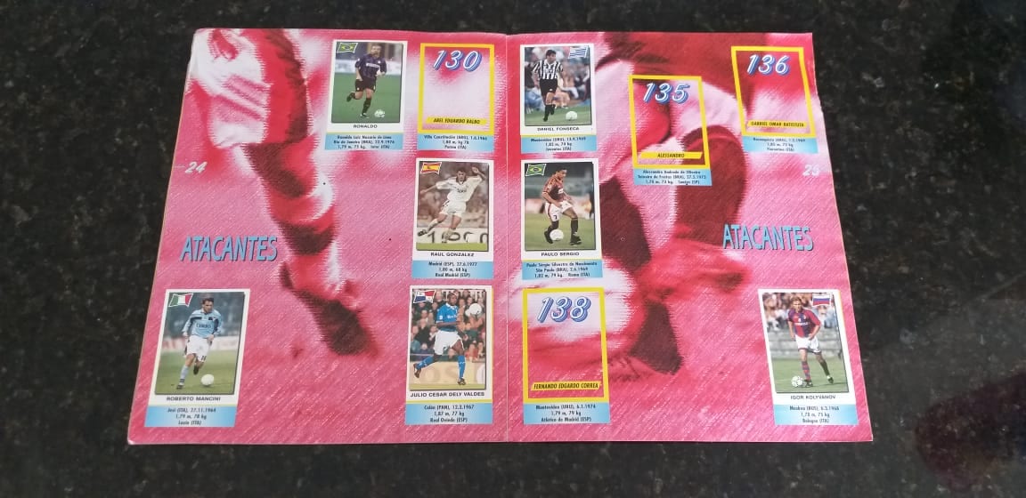 | Casa do Colecionador Álbum de Figurinhas - Super Futebol 99 - Craques do Futebol Mundial (Incompleto com 125 fig coladas) 1999