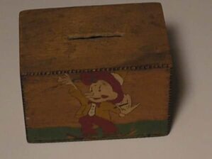 Antigo Cofrinho de Madeira pintado com desenho boneco Pinóquio - década de 1960 / 10,5x7x7 cm
