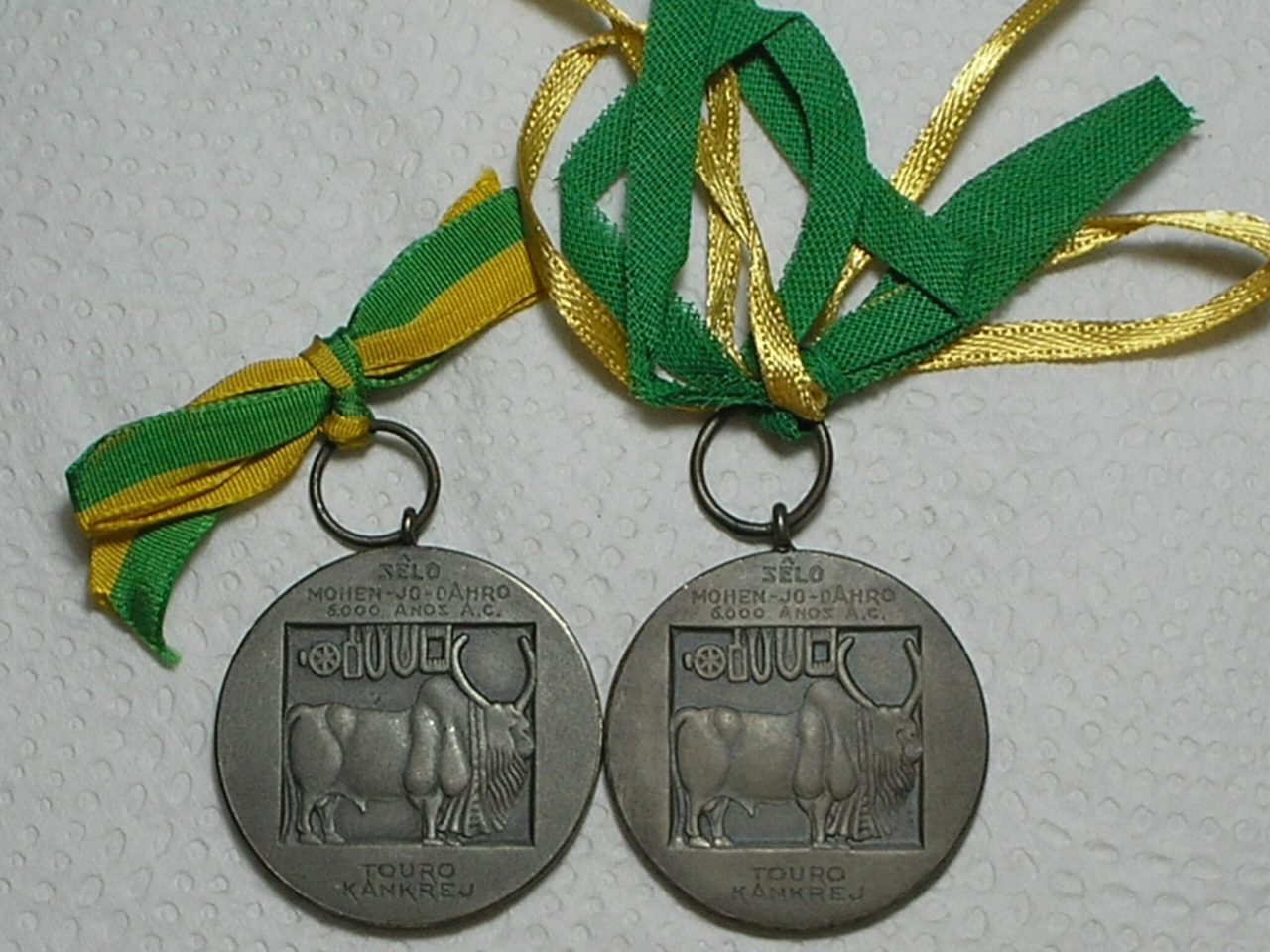 | Casa do Colecionador Duas medalhas Premial da Exposição de são Paulo - 1966 e 1967 com olhal e fita / Bronze prateado - 40 Gramas / Fc / cod. 850