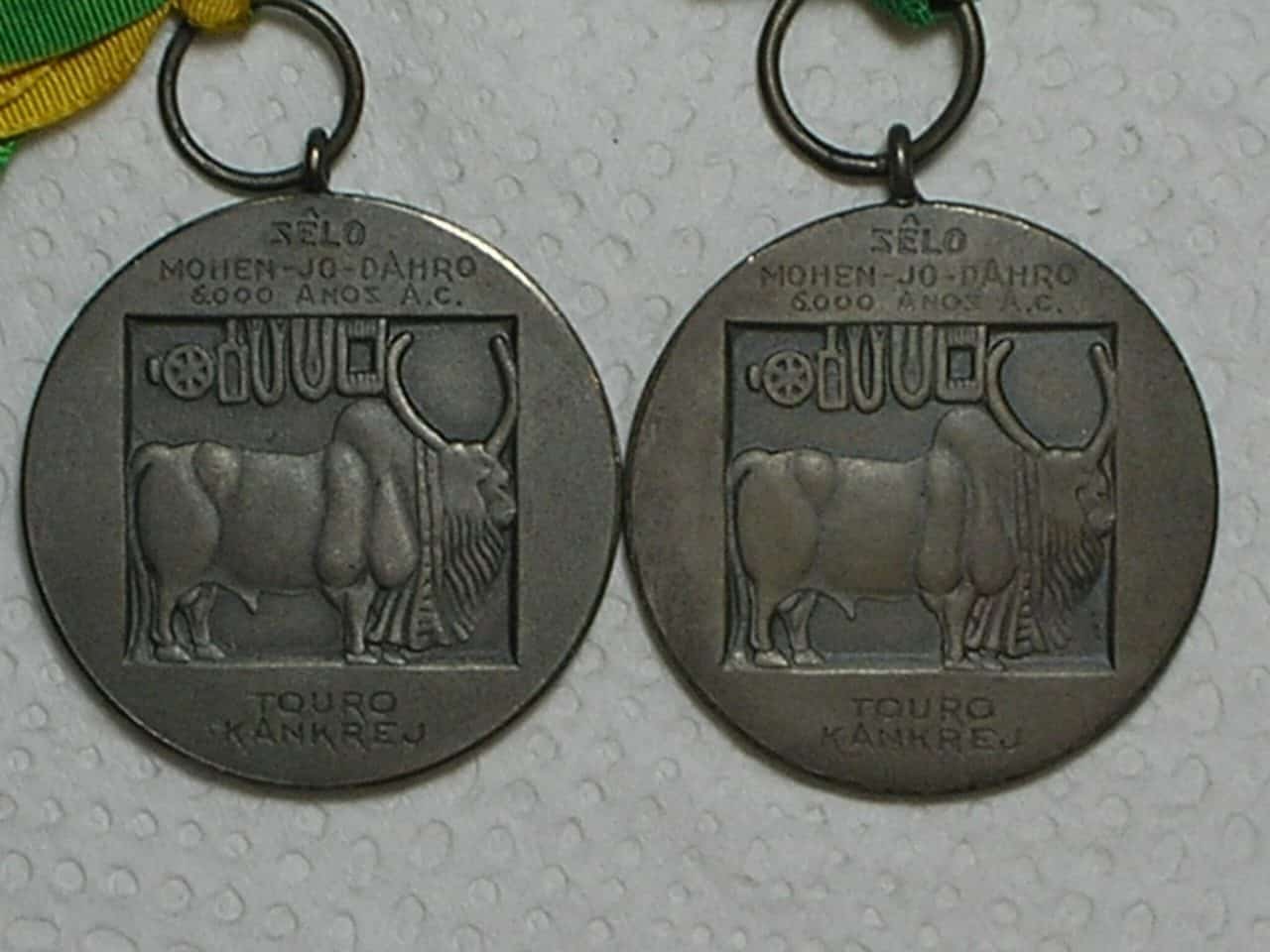 | Casa do Colecionador Duas medalhas Premial da Exposição de são Paulo - 1966 e 1967 com olhal e fita / Bronze prateado - 40 Gramas / Fc / cod. 850