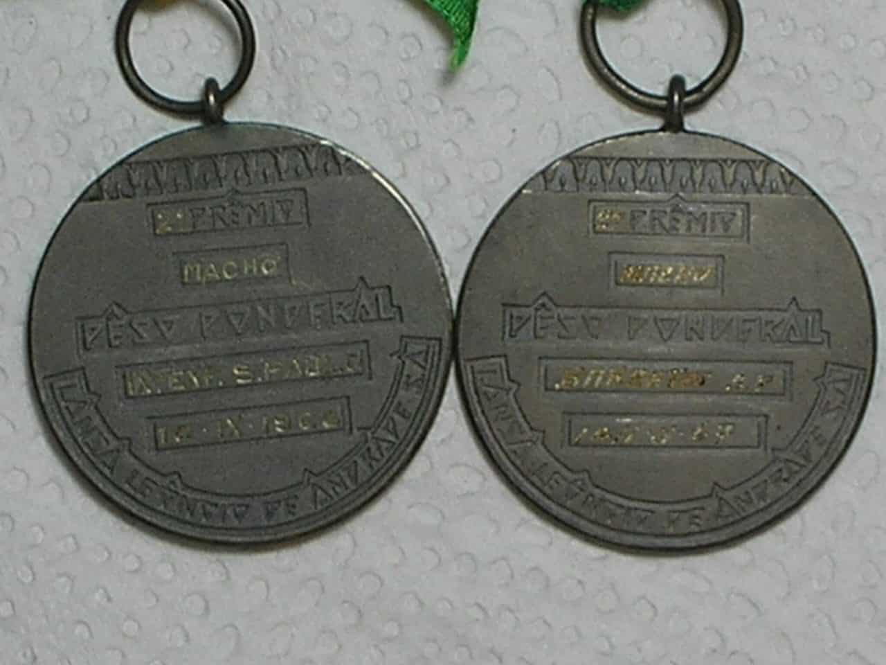 | Casa do Colecionador Duas medalhas Premial da Exposição de são Paulo - 1966 e 1967 com olhal e fita / Bronze prateado - 40 Gramas / Fc / cod. 850