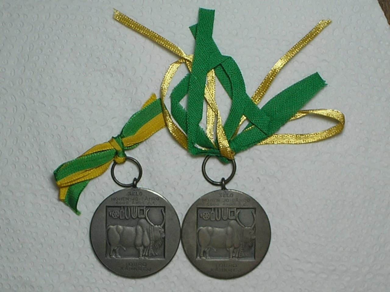 | Casa do Colecionador Duas medalhas Premial da Exposição de são Paulo - 1966 e 1967 com olhal e fita / Bronze prateado - 40 Gramas / Fc / cod. 850