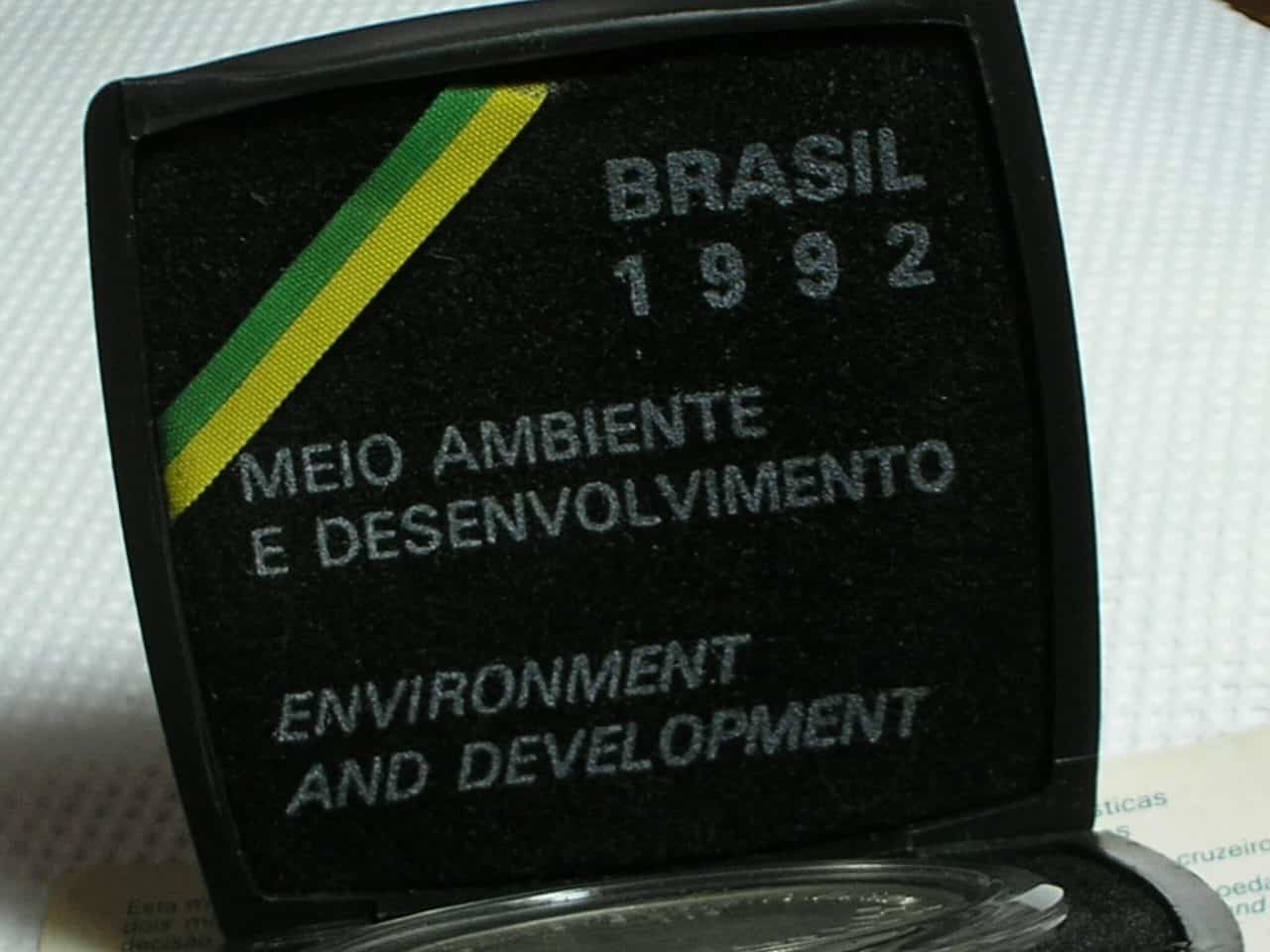 | Casa do Colecionador Proof) 2.000 Cr$ - 1992 No Estojo (Meio Ambiênte e desenvolvimento - Beija Flor e Pão de Açucar) cod. 100