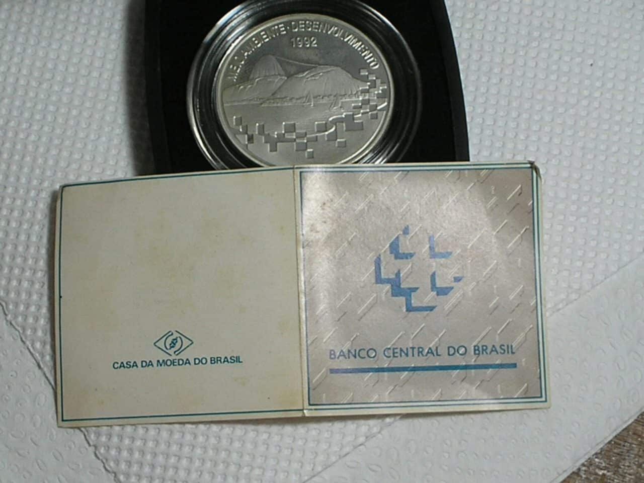 | Casa do Colecionador Proof) 2.000 Cr$ - 1992 No Estojo (Meio Ambiênte e desenvolvimento - Beija Flor e Pão de Açucar) cod. 100