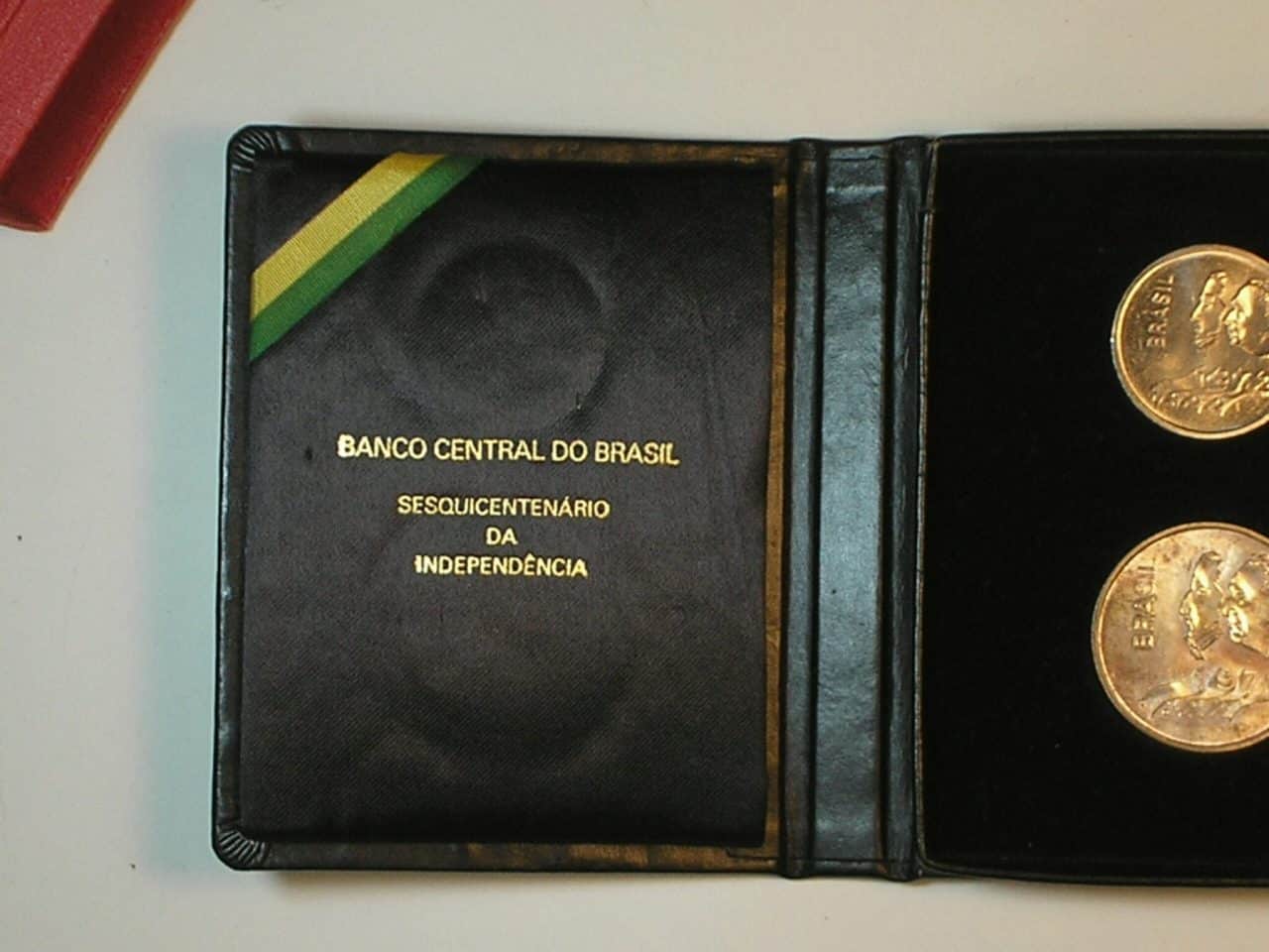 | Casa do Colecionador Raríssimo Estojo da Capa Vermelha 1972 Do Sesquicentenário da Independência / Completo com moedas 20 Cr$ Prata e 1 Cr$ Níquel originais / Muito raro aparecer igual / Flor de Cunho