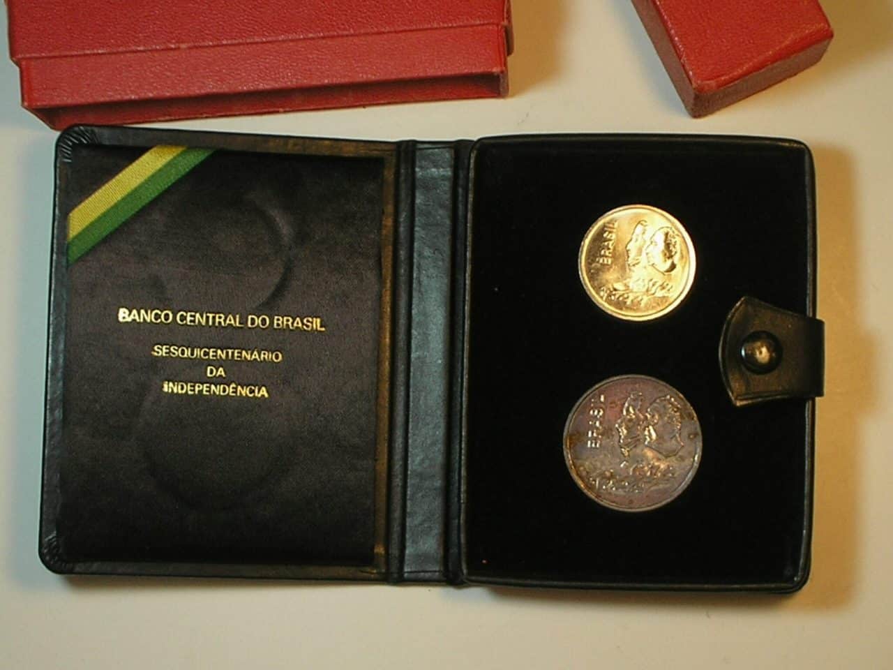 | Casa do Colecionador Raríssimo Estojo da Capa Vermelha 1972 Do Sesquicentenário da Independência / Completo com moedas 20 Cr$ Prata e 1 Cr$ Níquel originais / Muito raro aparecer igual / Flor de Cunho