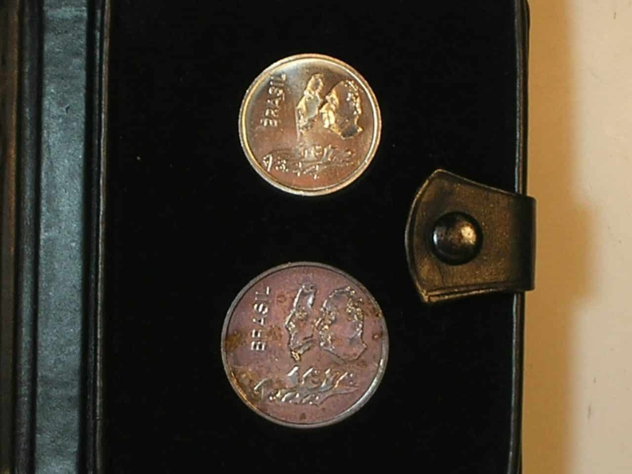 | Casa do Colecionador Raríssimo Estojo da Capa Vermelha 1972 Do Sesquicentenário da Independência / Completo com moedas 20 Cr$ Prata e 1 Cr$ Níquel originais / Muito raro aparecer igual / Flor de Cunho