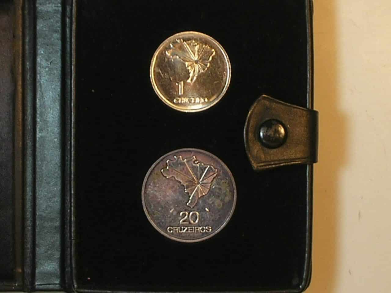 | Casa do Colecionador Raríssimo Estojo da Capa Vermelha 1972 Do Sesquicentenário da Independência / Completo com moedas 20 Cr$ Prata e 1 Cr$ Níquel originais / Muito raro aparecer igual / Flor de Cunho