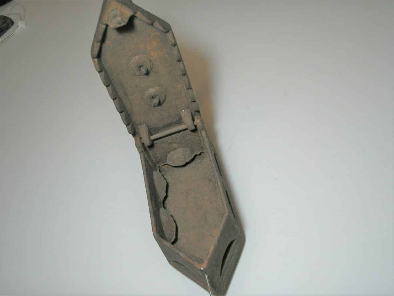| Casa do Colecionador = Antigo Ferro de passar roupa a cavão com pé de apoio, mede 20,5 x 9,5 cm --- Bela peça para qualquer decoração