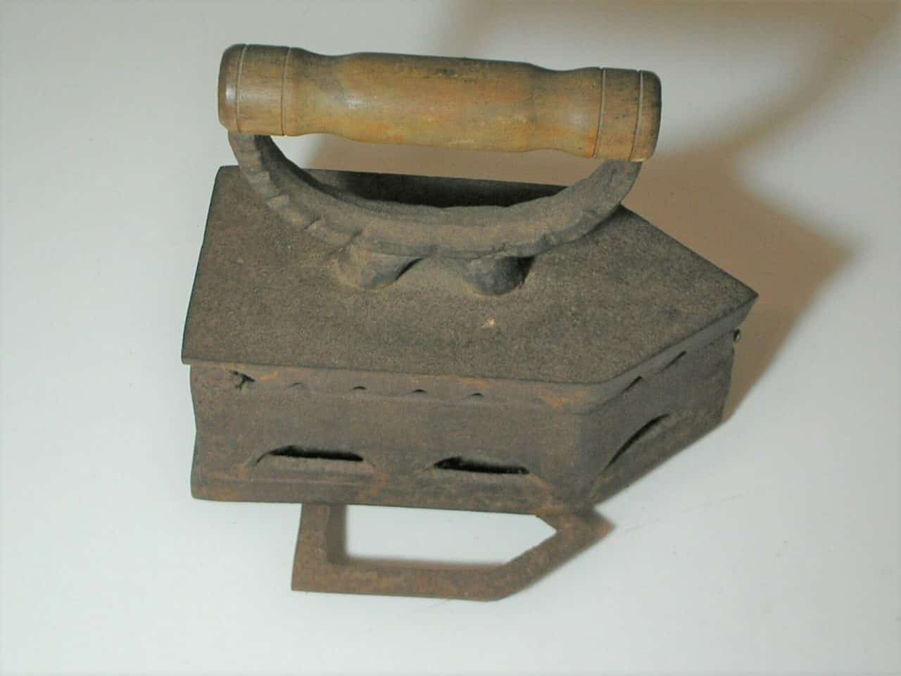 | Casa do Colecionador = Antigo Ferro de passar roupa a cavão com pé de apoio, mede 20,5 x 9,5 cm --- Bela peça para qualquer decoração