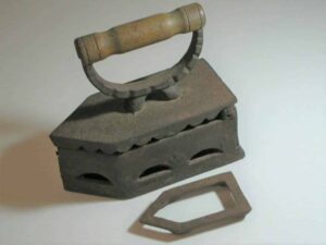 = Antigo Ferro de passar roupa a cavão com pé de apoio, mede 20,5 x 9,5 cm --- Bela peça para qualquer decoração
