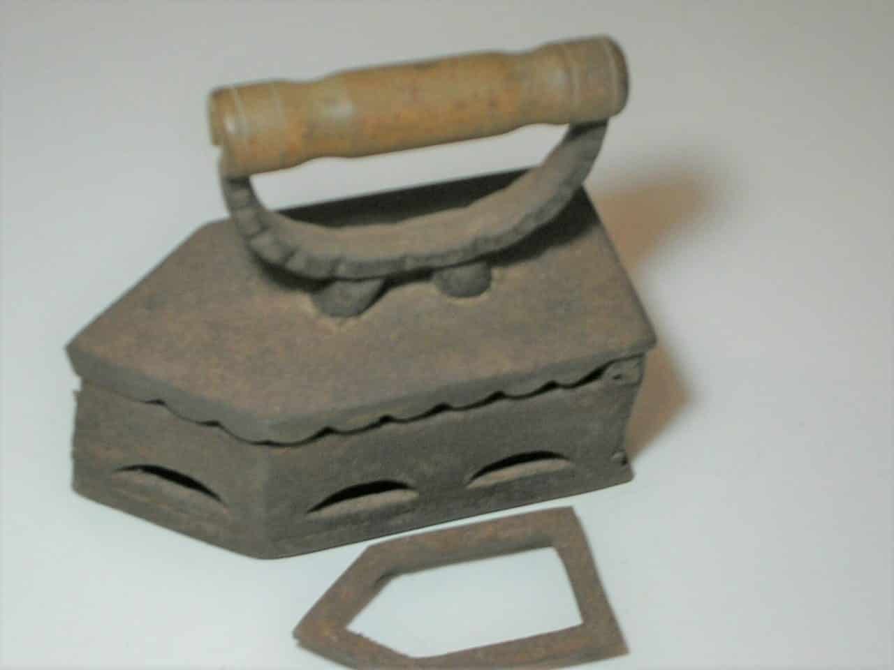 | Casa do Colecionador = Antigo Ferro de passar roupa a cavão com pé de apoio, mede 20,5 x 9,5 cm --- Bela peça para qualquer decoração