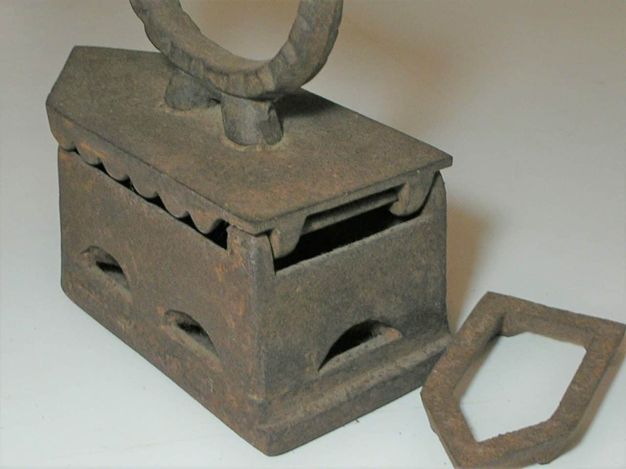 | Casa do Colecionador = Antigo Ferro de passar roupa a cavão com pé de apoio, mede 20,5 x 9,5 cm --- Bela peça para qualquer decoração