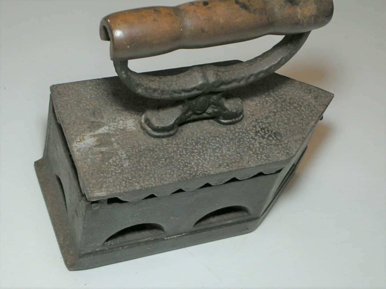 | Casa do Colecionador = Antigo Ferro de passar roupa a cavão, mede 20,5 x 9,5 cm, Marca FAMA impressa no ferro -- Bela peça para qualquer decoração.