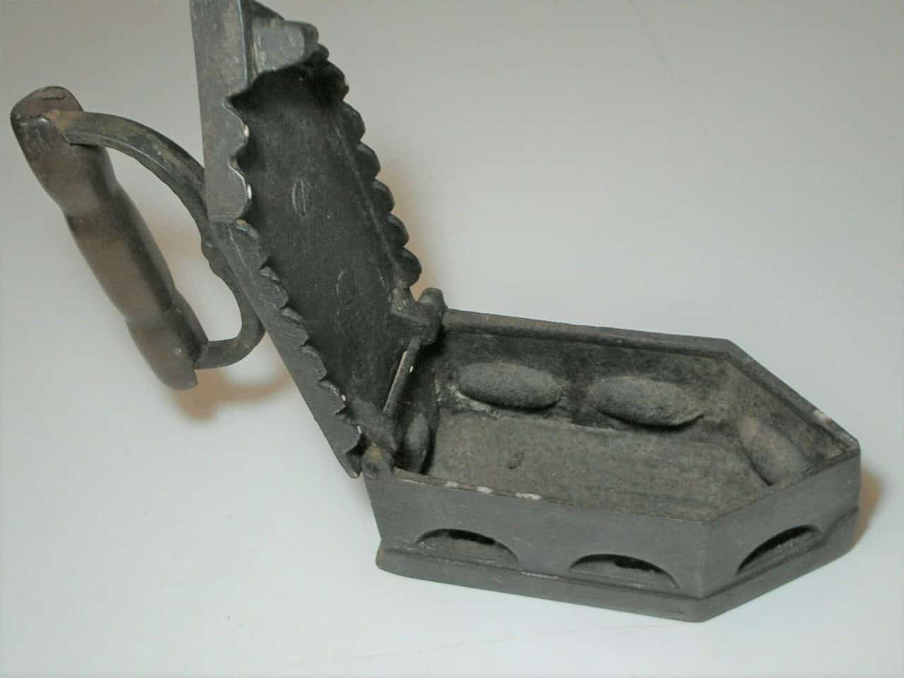 | Casa do Colecionador = Antigo Ferro de passar roupa a cavão, mede 20,5 x 9,5 cm, Marca FAMA impressa no ferro -- Bela peça para qualquer decoração.