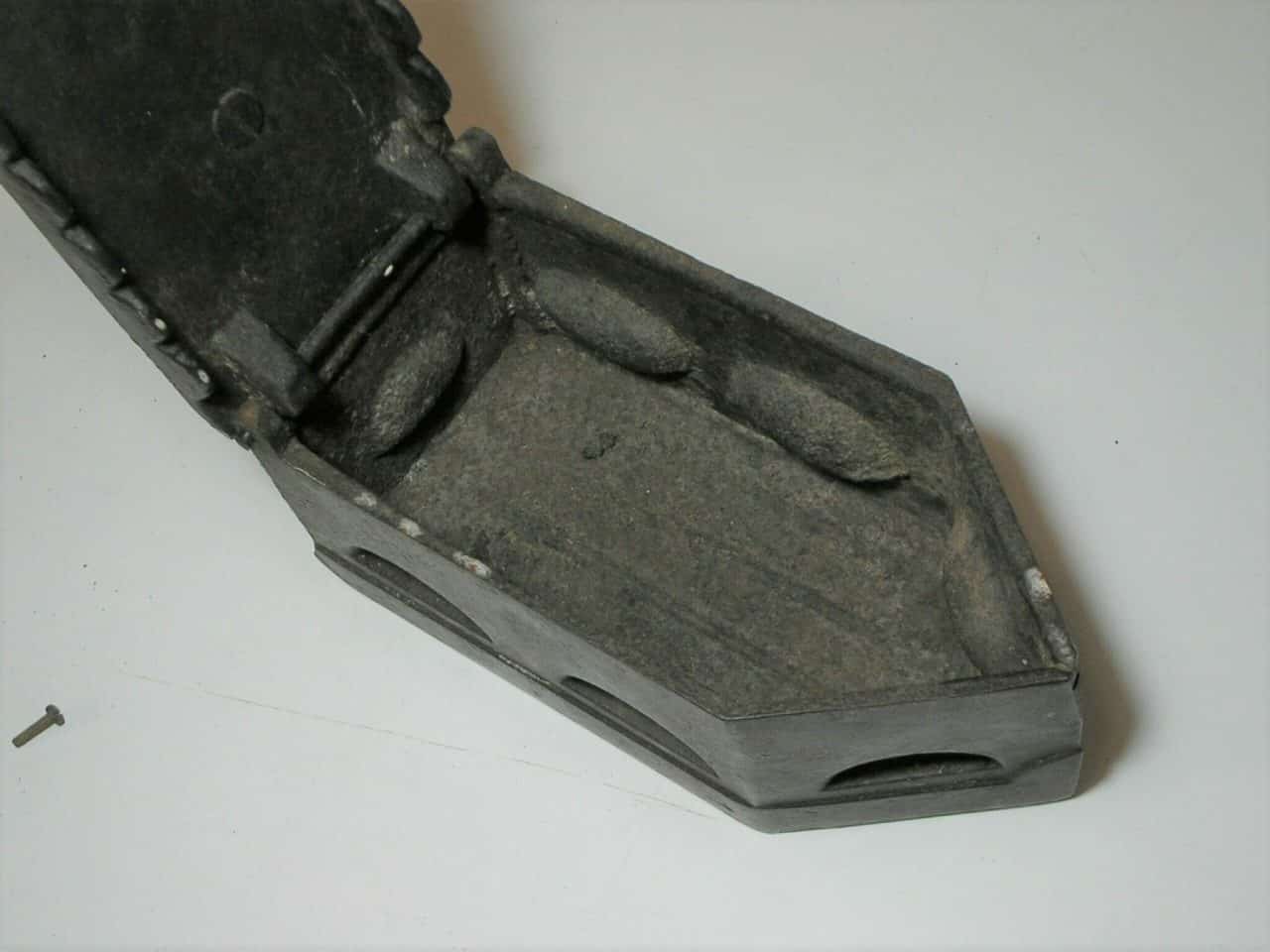 | Casa do Colecionador = Antigo Ferro de passar roupa a cavão, mede 20,5 x 9,5 cm, Marca FAMA impressa no ferro -- Bela peça para qualquer decoração.