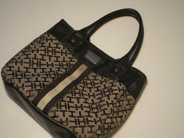 | Casa do Colecionador Bolsa Feminina Casual were da marca Tommy Hilfiger acabamento em couro e napa - Nova - Alt.25 x Lar. 30 cent