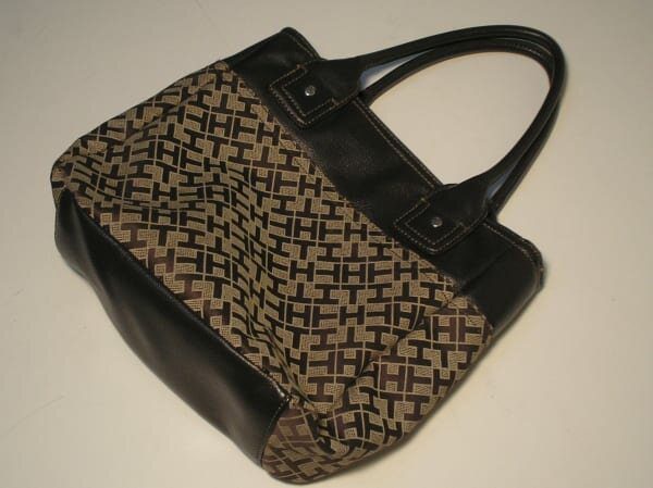 | Casa do Colecionador Bolsa Feminina Casual were da marca Tommy Hilfiger acabamento em couro e napa - Nova - Alt.25 x Lar. 30 cent