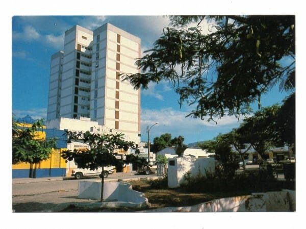 Cartao Postal - Praça Luiz Viana com Edificio Multeente - Jequié - Bahia - Anos 1970 - Cluposil
