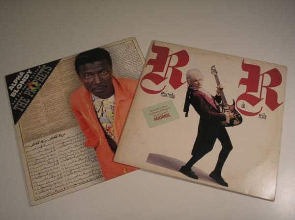 | Casa do Colecionador Dois Álbuns disco Vinil - Alpha Blondy P-1989 e Robertinho de Recife P-1990 - Sucessos Incluindo Incluindo temas da Novela Pantanal / perfeito estado
