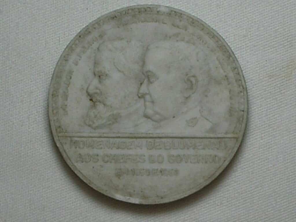 | Casa do Colecionador = Frete Gratis ""Rara"" 1ª - Primeira Medalha em Porcelana a ser Cunhada no Brasil 1850/1950 / Homenagem de Brumenau Imperator D. Pedro E Presidente Gaspar dutra / Sob/Fc / cod 230