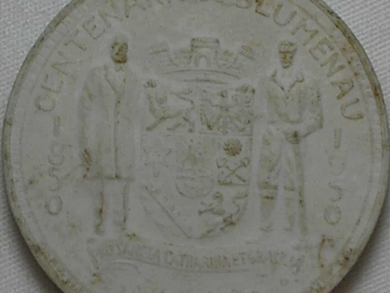 | Casa do Colecionador = ""Rara"" 1ª - Primeira Medalha em Porcelana a ser Cunhada no Brasil 1850/1950 / Homenagem de Brumenau Imperator D. Pedro E Presidente Gaspar dutra / Sob/Fc / cod 230