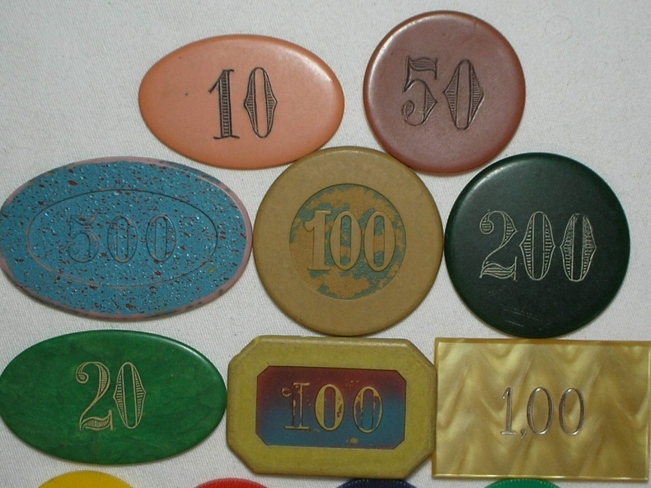 | Casa do Colecionador Rara Coleção 12 Fichas De Cassinos Diversos, valores e cores diferentes / Baquelite e Etc.