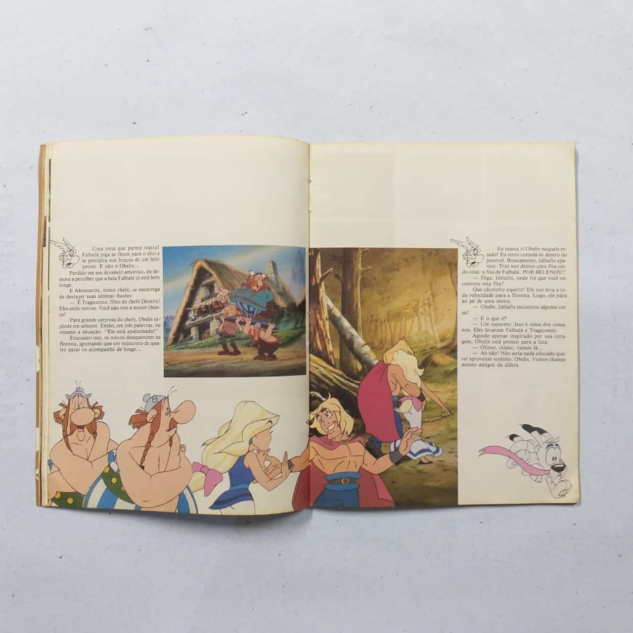 | Casa do Colecionador Asterix e a Surpresa de César (Editora Record) 1986 - Quadrinização do Filme.