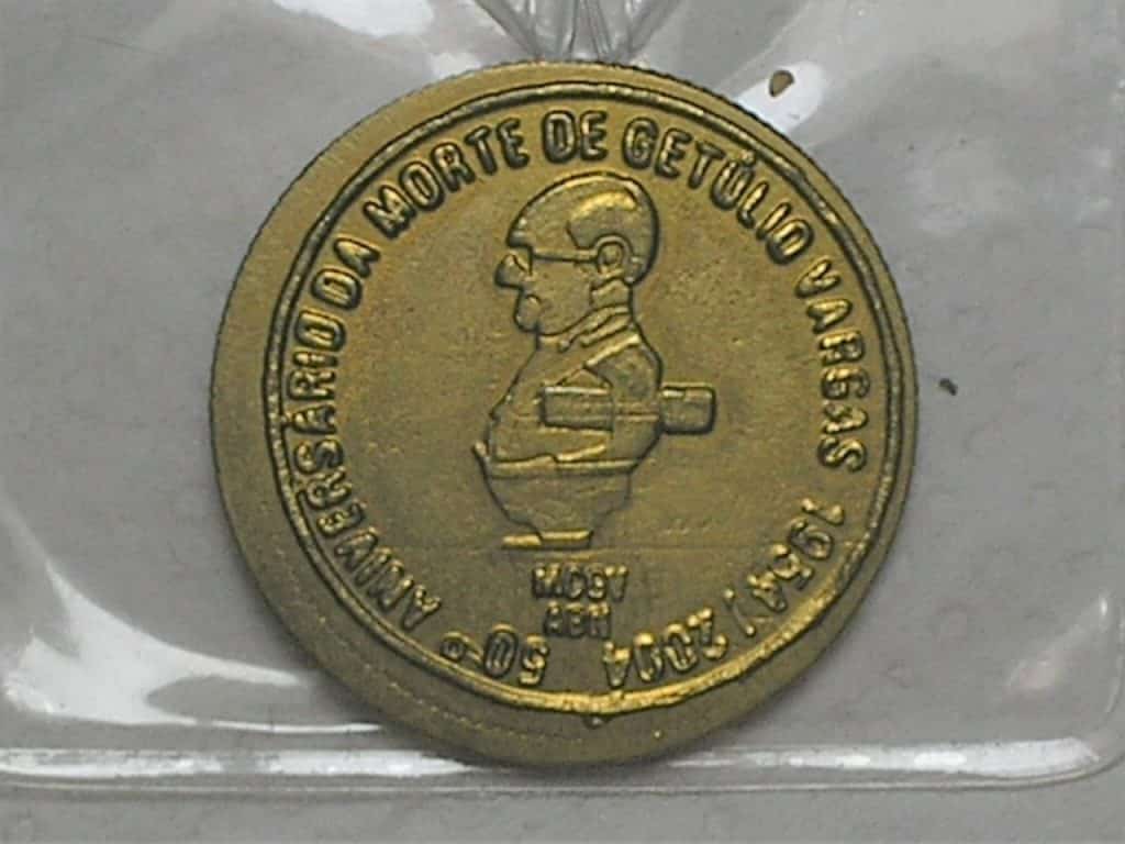 | Casa do Colecionador Medalha Aniversário 50 anos da Morte de Getúlio vargas 1954/2004 / Cunhada sobre 2 Cruzeiros 1949 / m100.4