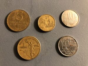 Lote Moedas Nacionais e Esrtangeiras MBC - Dólar Australiano Comemorativo 2005 e 2006, Peso Uruguaio 2005, Cruzeiro 1990, Centavos 1997