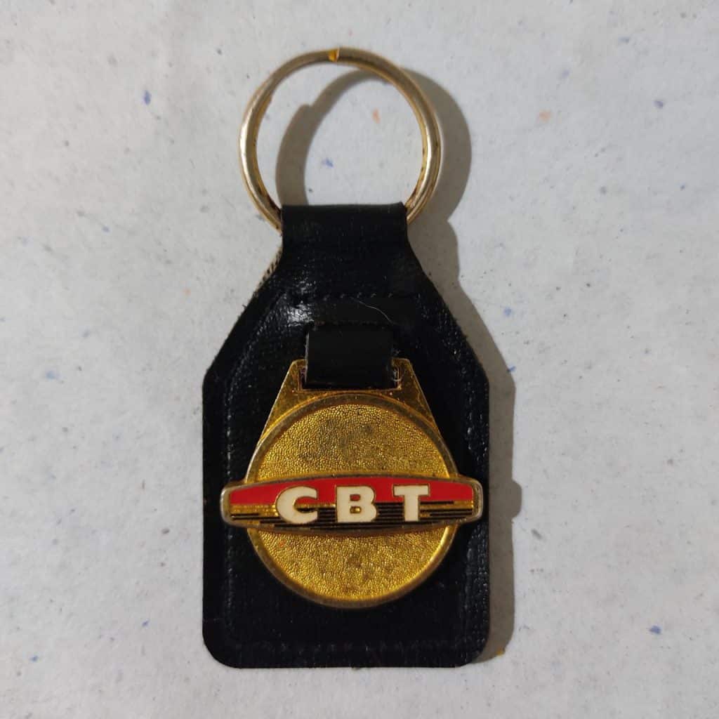 | Casa do Colecionador Chaveiro de Metal e Couro - CBT - Companhia Brasileira de Tratores - Linha 2000