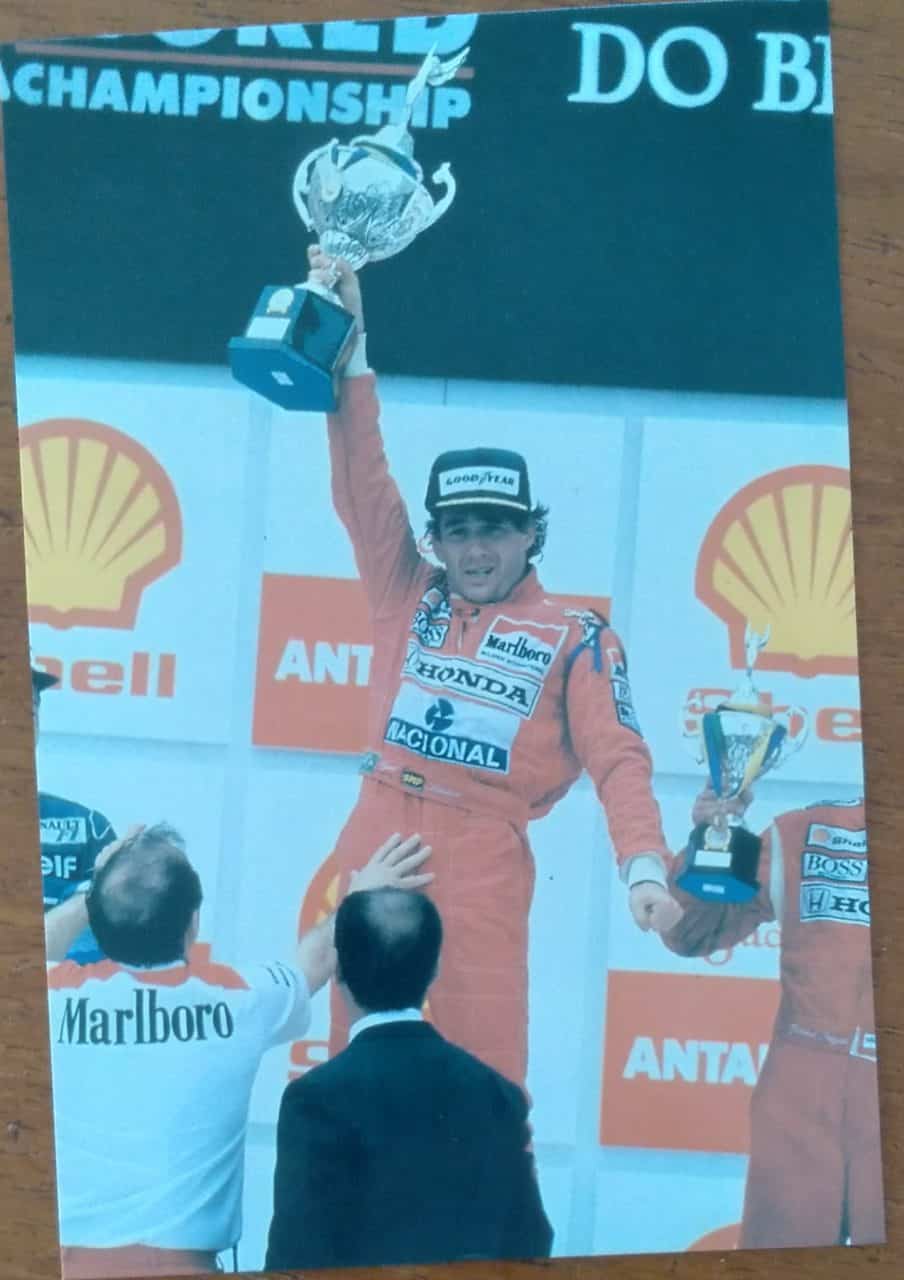 | Casa do Colecionador Cartão tipo postal Ayrton Senna / Levanta a taça.