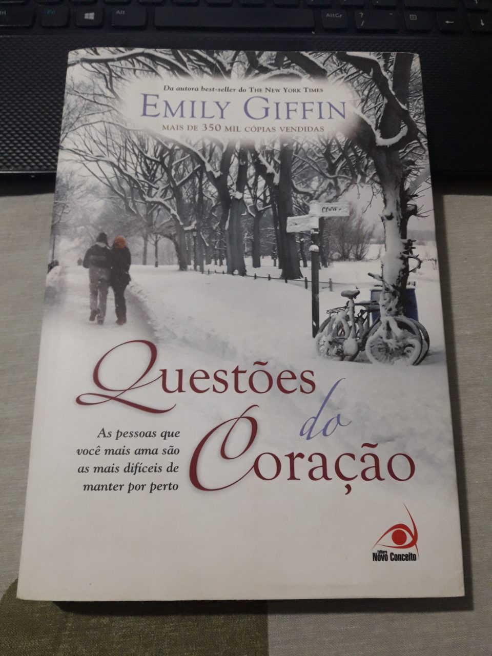 | Casa do Colecionador Livro Questões do Coração (Emily Giffin)