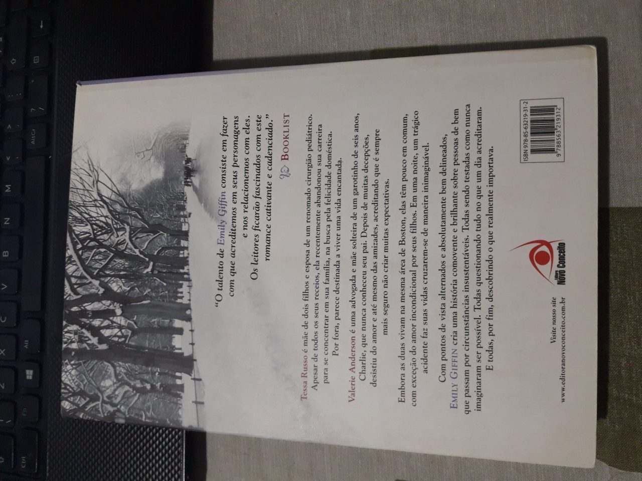 | Casa do Colecionador Livro Questões do Coração (Emily Giffin)
