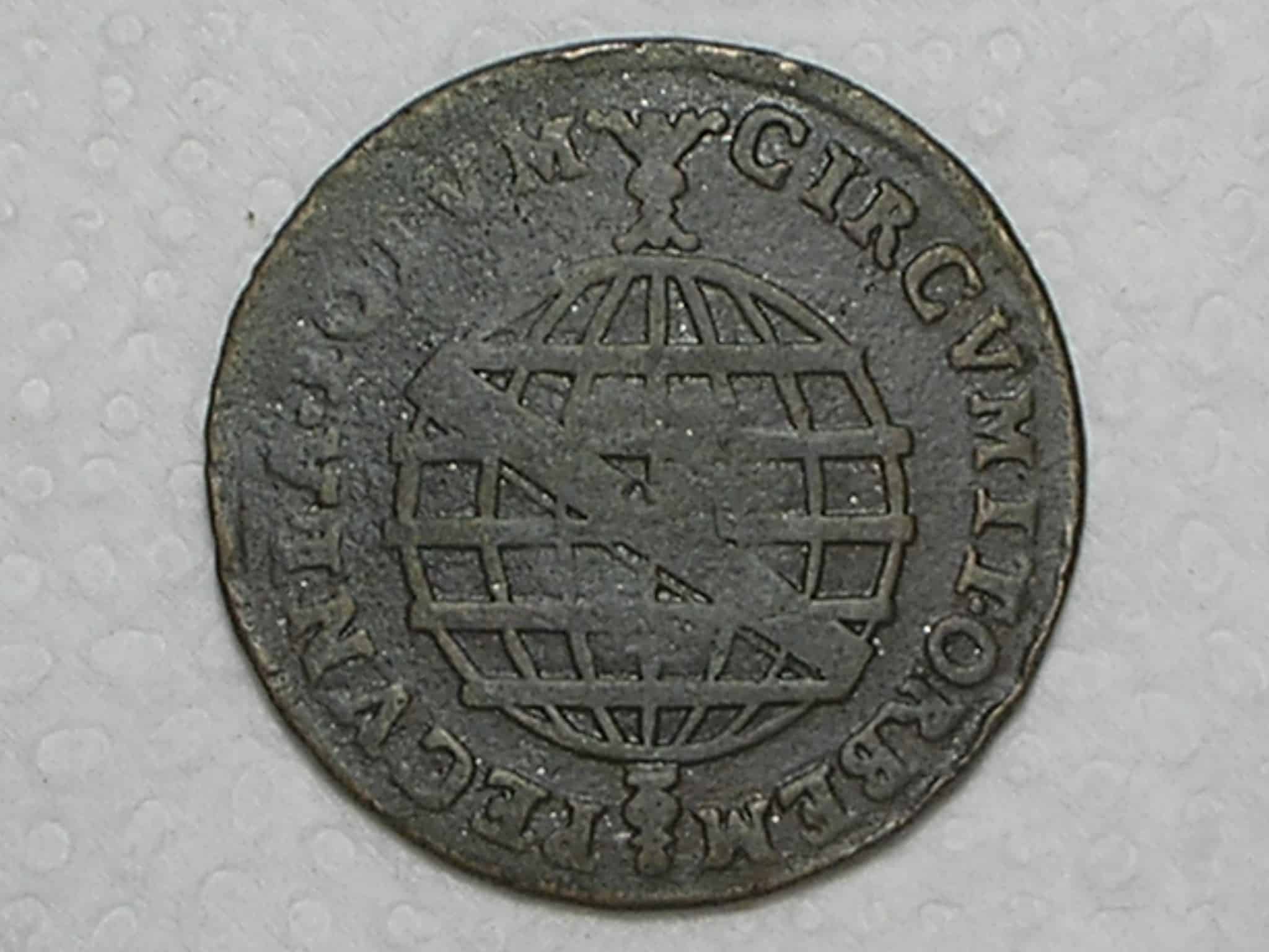 | Casa do Colecionador XX Réis – 1735 = 44 Pérolas / Carimbo de Escudete / Data entre Cruzetas / Colônia de D. João V / Cobre / Mbc / Box2