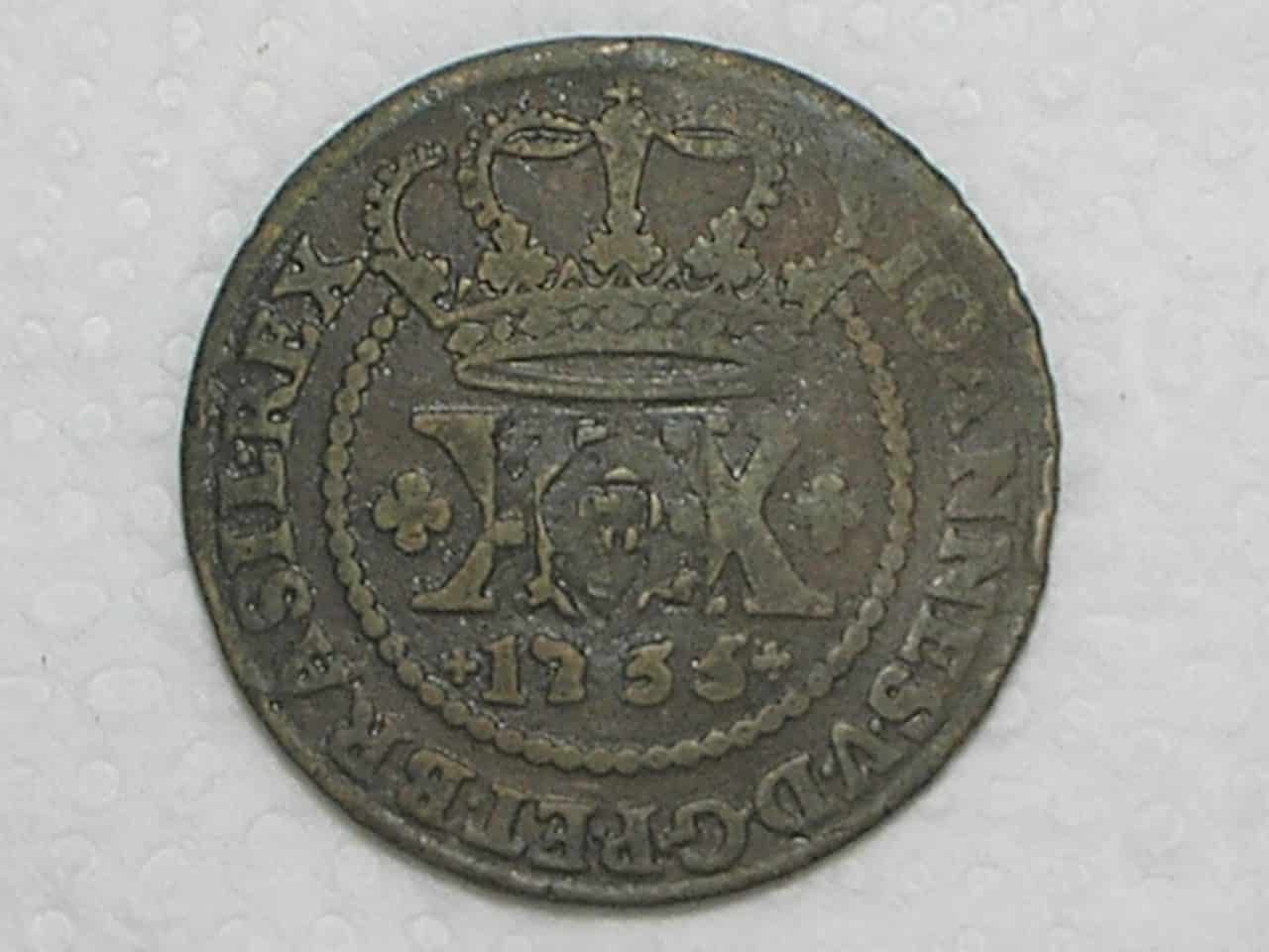 | Casa do Colecionador XX Réis – 1735 = 44 Pérolas / Carimbo de Escudete / Data entre Cruzetas / Colônia de D. João V / Cobre / Mbc / Box2
