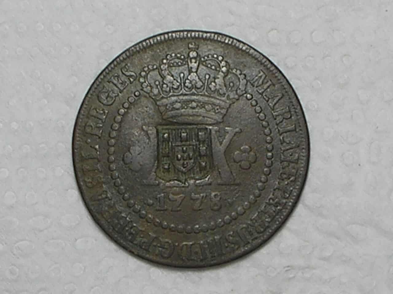 | Casa do Colecionador XX Réis – 1778 = 47 Pérolas / Carimbo de Escudete / Corôa Alta / Colônia de D. Maria e Pedro III / Cobre / *Mbc/Soberba / Box2