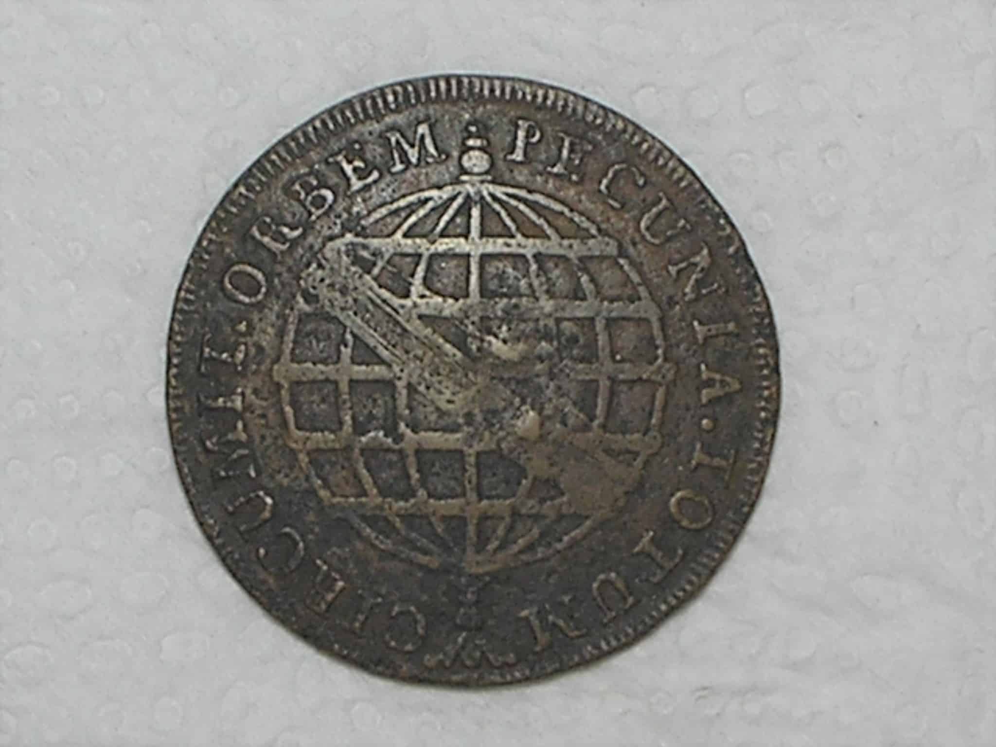 | Casa do Colecionador XX Réis – 1782 = 44 Pérolas / Carimbo de Escudete / Corôa Baixa / Escassa / Colônia de D. Maria e Pedro III / Cobre / Mbc / Box2