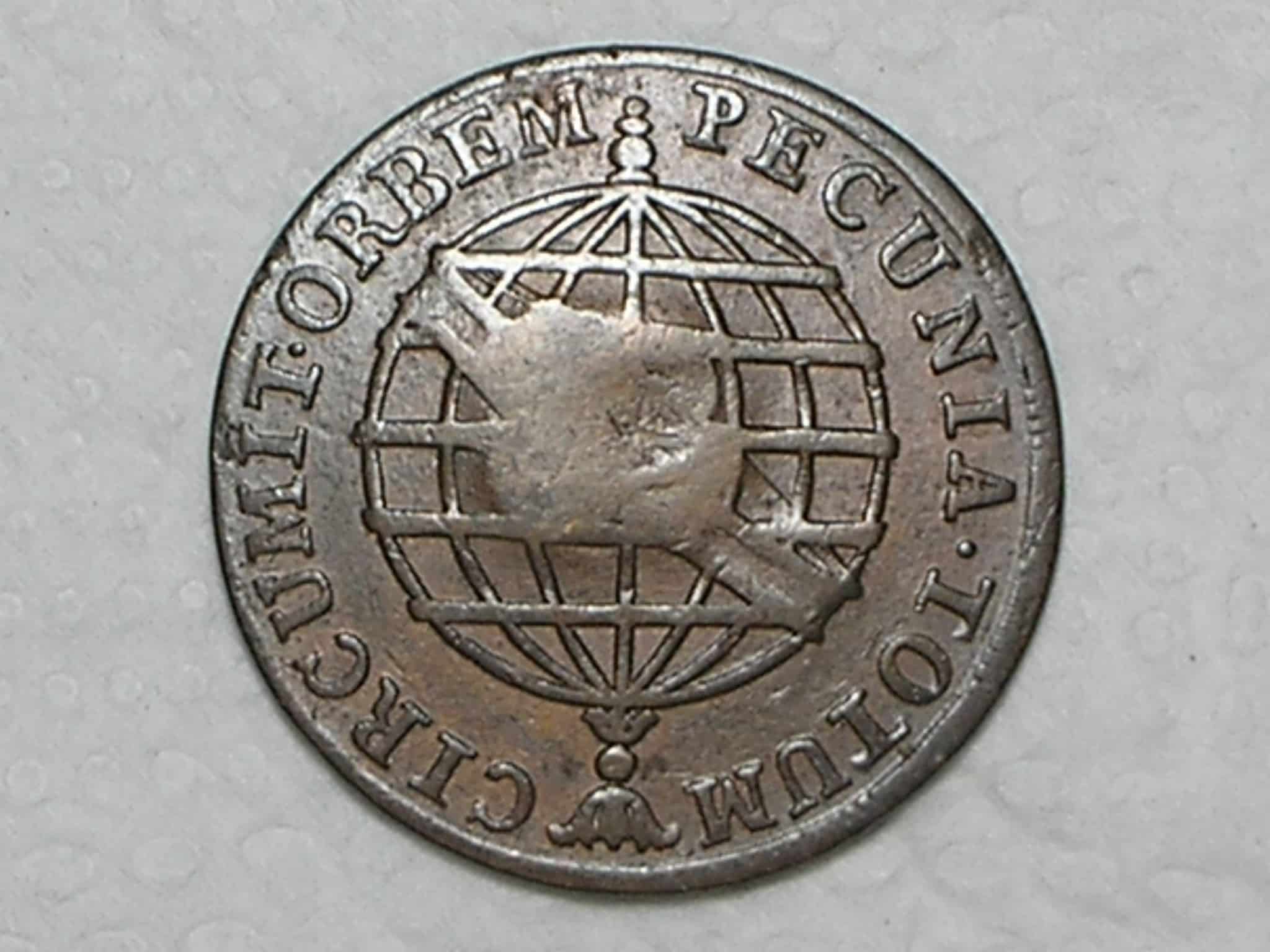 | Casa do Colecionador XX Réis – 1796 = 46 Pérolas / Carimbo de Escudete / Corôa Baixa / Escassa / Colônia de D. Maria I / Cobre / *Mbc/Soberba / Box2