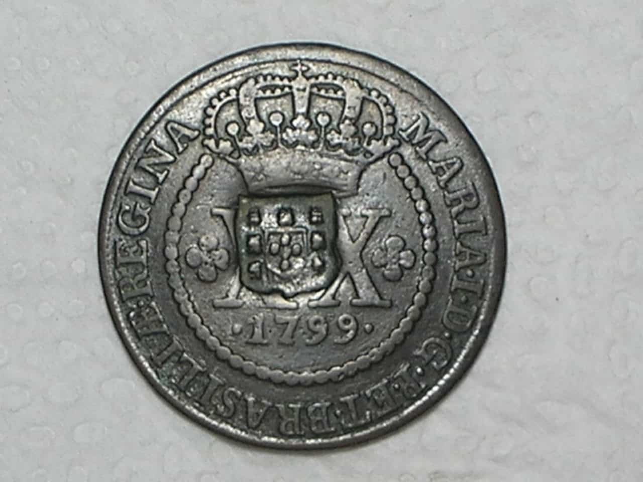 | Casa do Colecionador XX Réis – 1799 = 43 Pérolas / Carimbo de Escudete / Corôa Baixa / Escassa / Colônia de D. Maria I / Cobre / Mbc / Box2