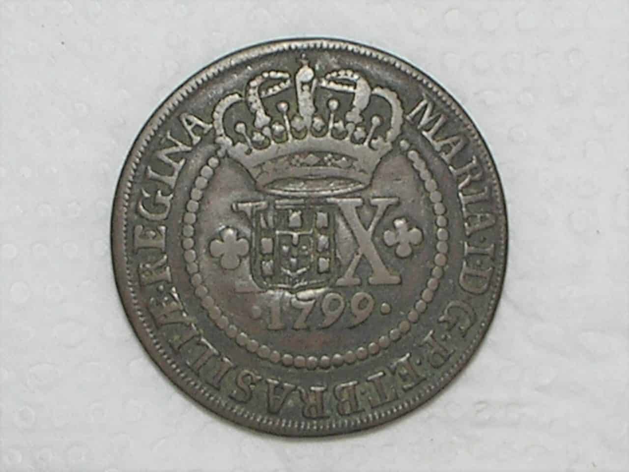 | Casa do Colecionador XX Réis – 1799 = 47 Pérolas / Carimbo de Escudete / Corôa Alta / Escassa / Colônia de D. Maria I / Cobre / *Mbc/Soberba / Box2