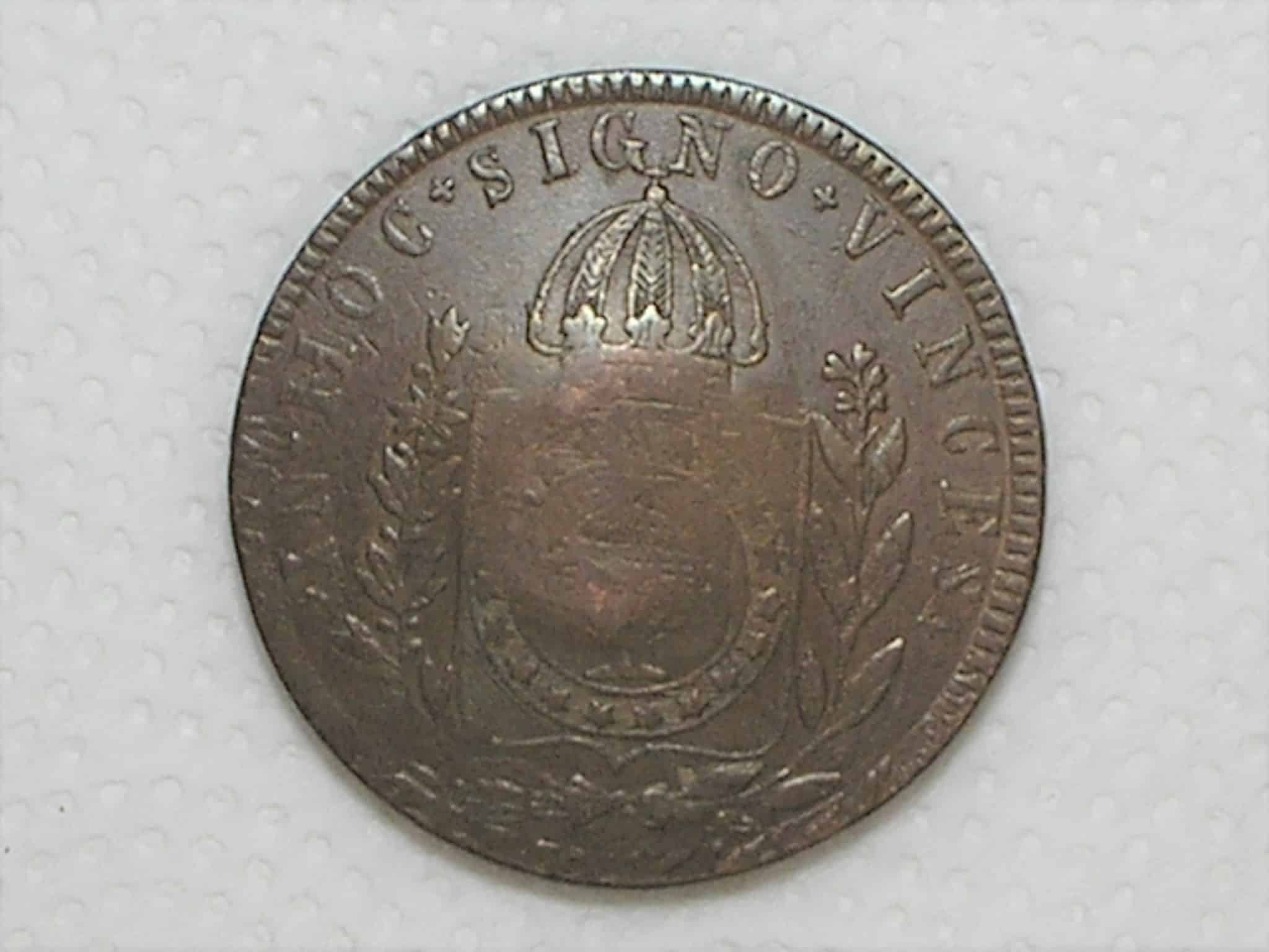 | Casa do Colecionador 80 Réis – 1832 - Rio / Recunhada sobre outro 80 Réis do Império / 20 tulipas / Carimbo 40/ Raro / Império D. Pedro I / Cobre / Mbc / box21