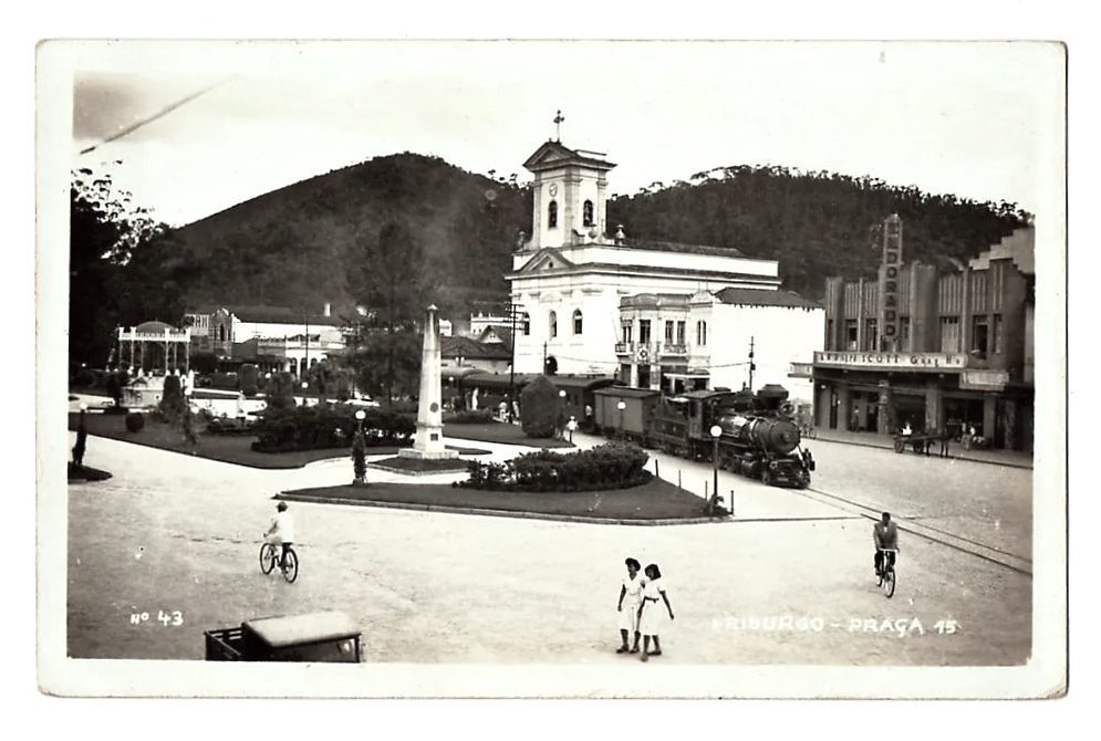 | Casa do Colecionador Cartao Postal Fotografico - Friburgo - RJ - Praça 15 E Trem - Anos 40