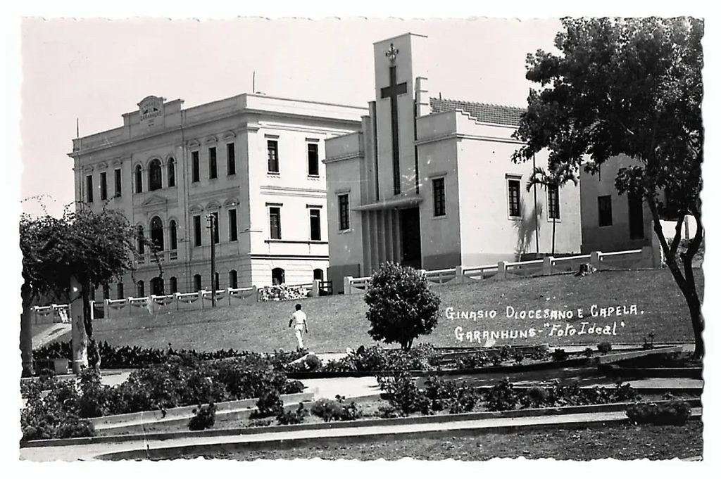 | Casa do Colecionador Cartao Postal Fotografico - Ginasio Diocesano e Capela - Garanhuns - PE - Anos 50