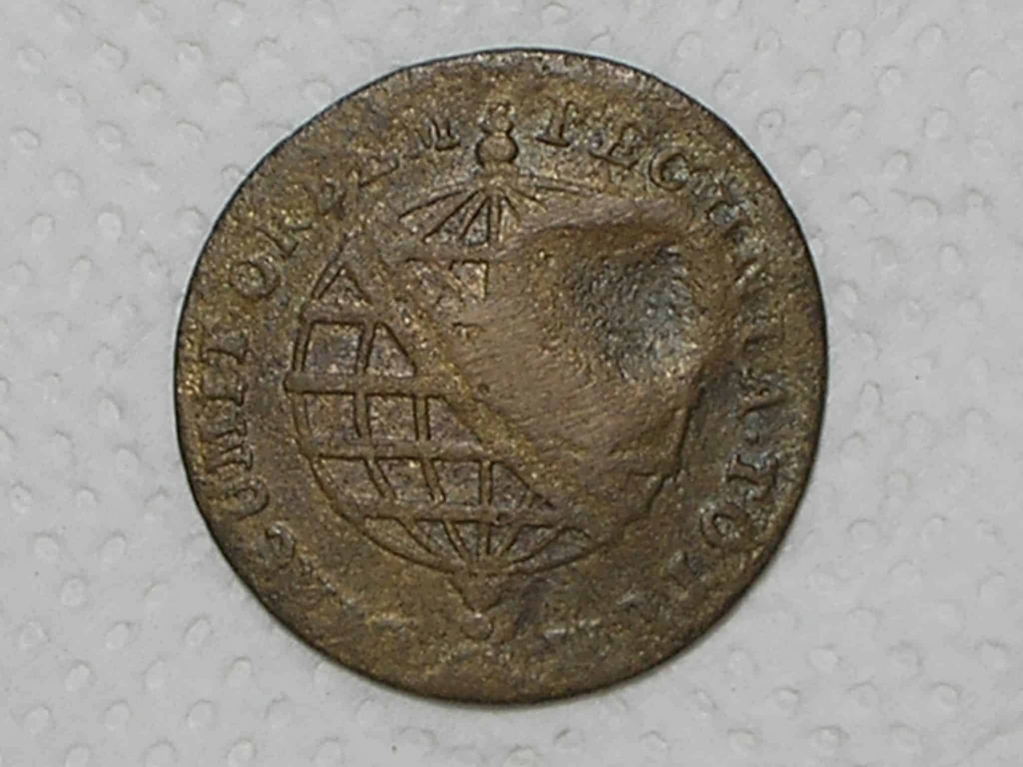 | Casa do Colecionador Raro) X Réis – 1796 / 45 Perolas / Corôa baixa e com pedículos / Data entre pontos / Escudete / Colônia de D. Maria I / Rara / Cobre / Bc / Box22